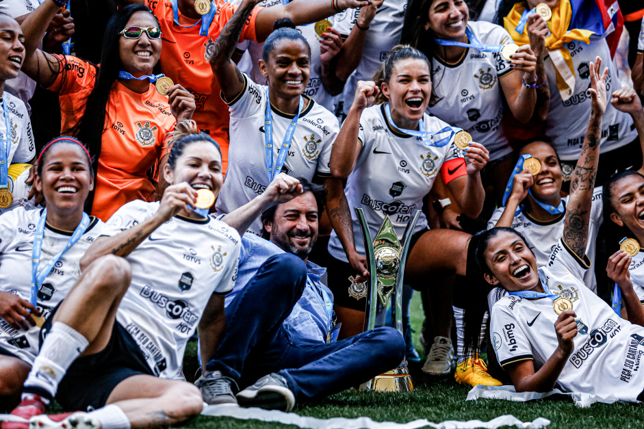 Corinthians vence de virada a Ferroviária e é campeão do